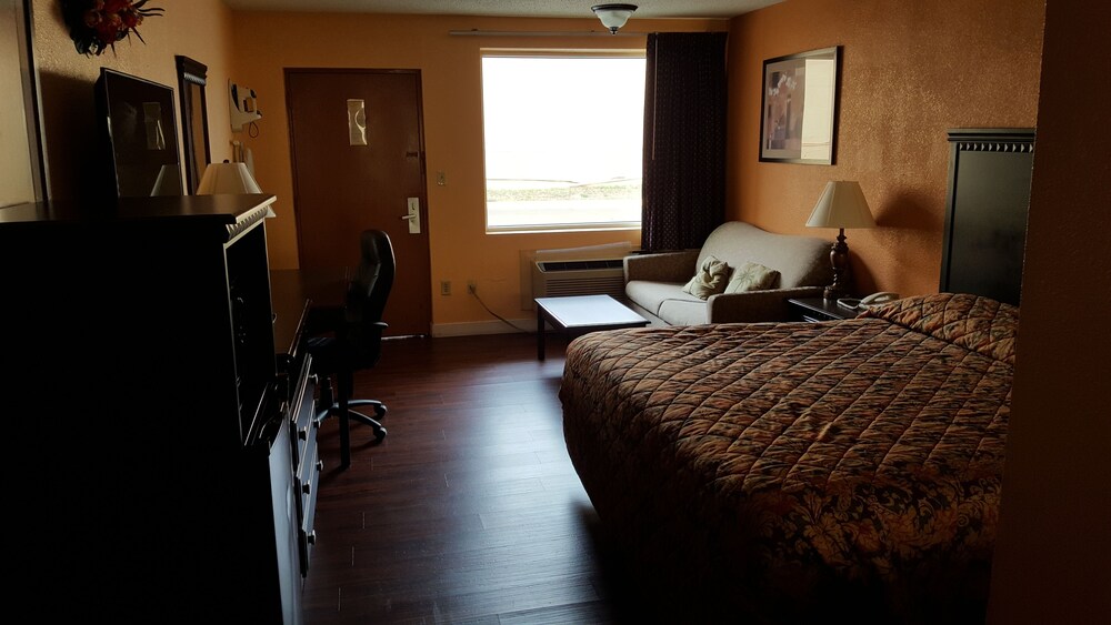 Camelot Inn - photo 3