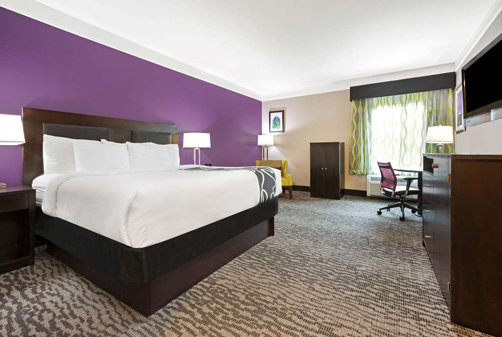 La Quinta Inn & Suites by Wyndham Pearland Houston South - photo 25