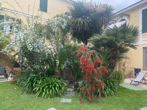 Villa Angelina Holiday Homes I Casa Limone I 5 minuti a piedi dal mare I Giardino I Parcheggio privato — 4-Star Luxury Hotel in Vallecrosia, Italy