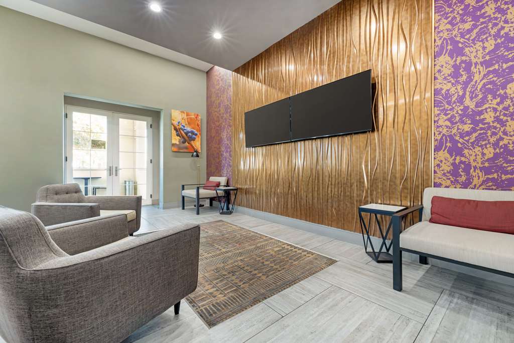 Best Western Plus Temecula Wine Country Hotel &Suites - photo 3