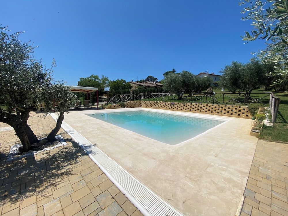 Agriturismo La Casa del Sole — 4-Star Luxury Hotel in Castiglione Del Lago, Italy