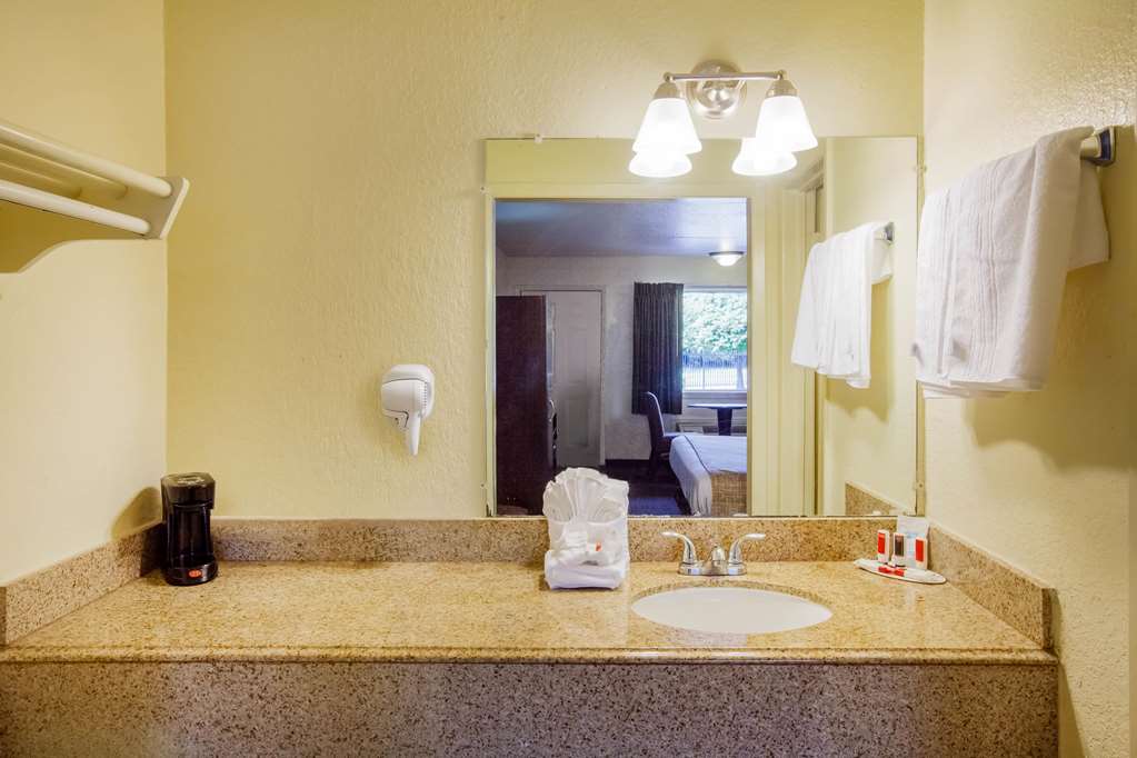 Travelodge by Wyndham Houston Hobby Airport - photo 13