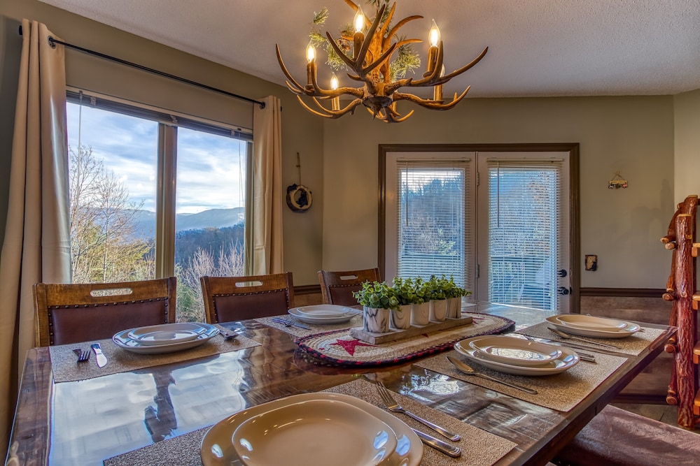 Tree Tops by HoneyBear Cabins — 4-Star Luxury Hotel in Gatlinburg, United States