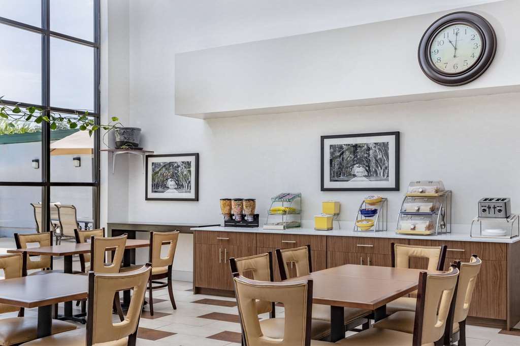Days Inn & Suites by Wyndham Savannah Midtown - photo 10