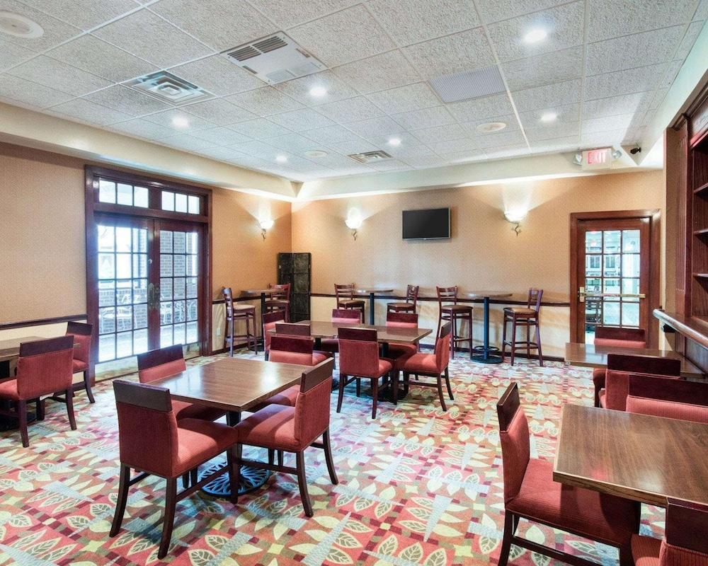 Comfort Suites Parkersburg South - photo 43