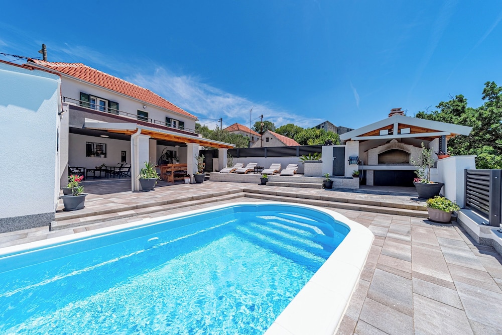Holiday Home Luce with Pool — 4-Star Luxury Hotel in Donji Seget, Croatia