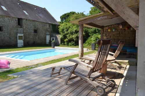 Longere Entre Mer Et Campagne Avec Piscine — Pluguffan