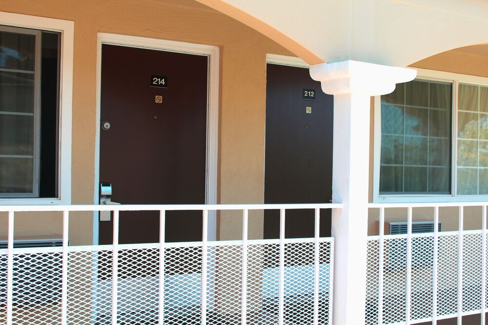 Pacific Inn and Suites - photo 29