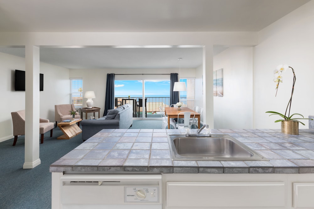 Pacific Edge Hotel - photo 8