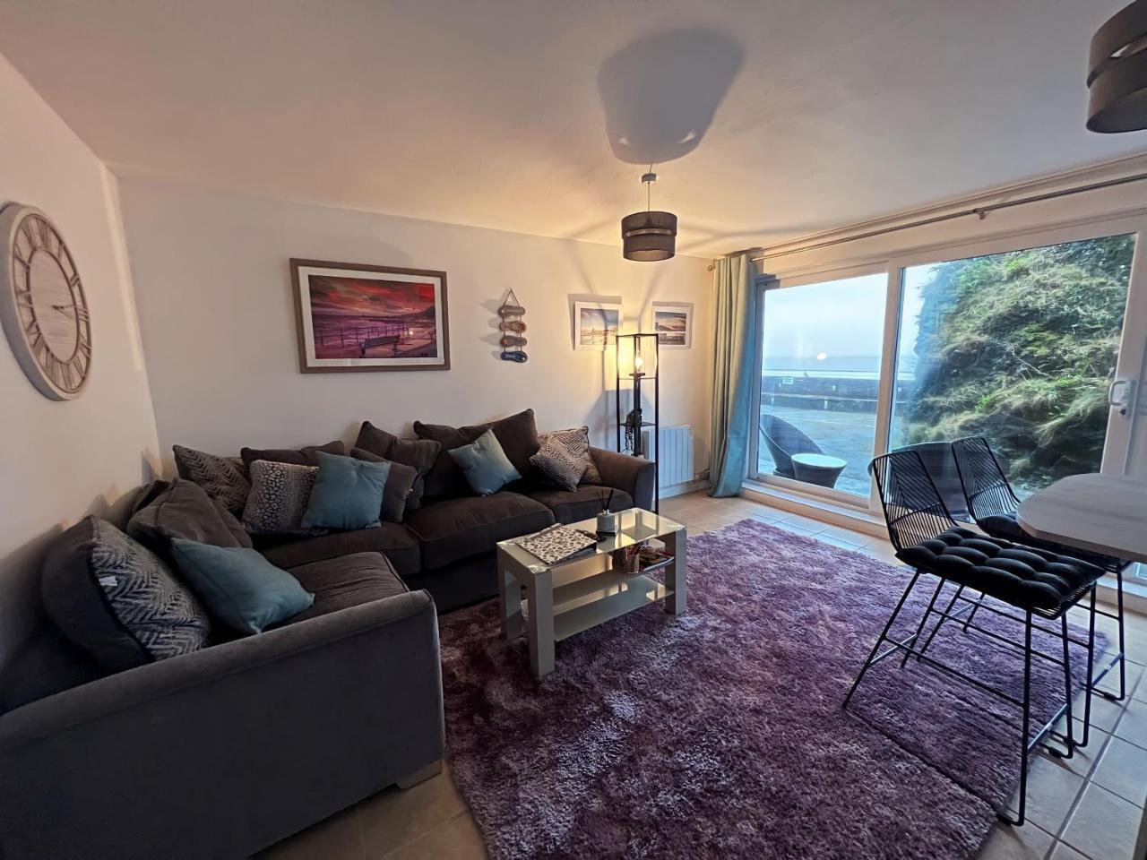 Beach Court Ground Floor Cosy Apartment with Sea Views — 4-Star Luxury Hotel in Saundersfoot, United Kingdom