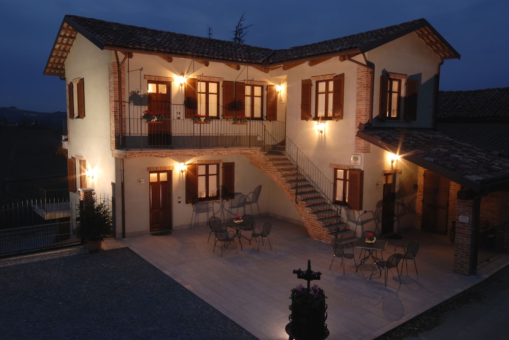 Agriturismo i Grappoli — 4-Star Luxury Hotel in Cuneo, Italy