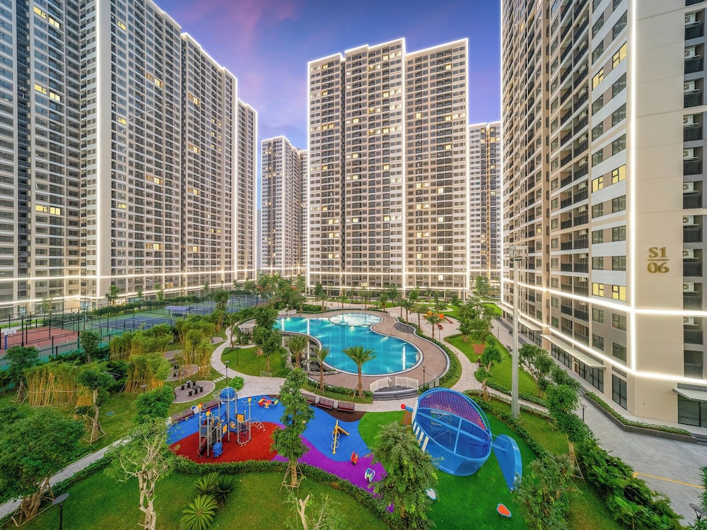 Radiant Vinhomes Smart City Apartment — 4-Star Luxury Hotel in Hanoi, Vietnam
