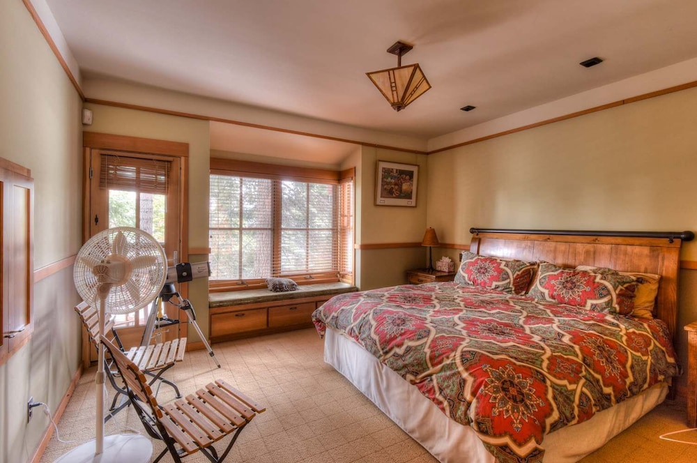 Luxury Northstar Palace w Hot Tub & Games - photo 8
