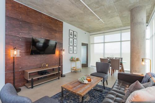 5M636 City Views with Floor to Ceiling Windows in Nashville, United States