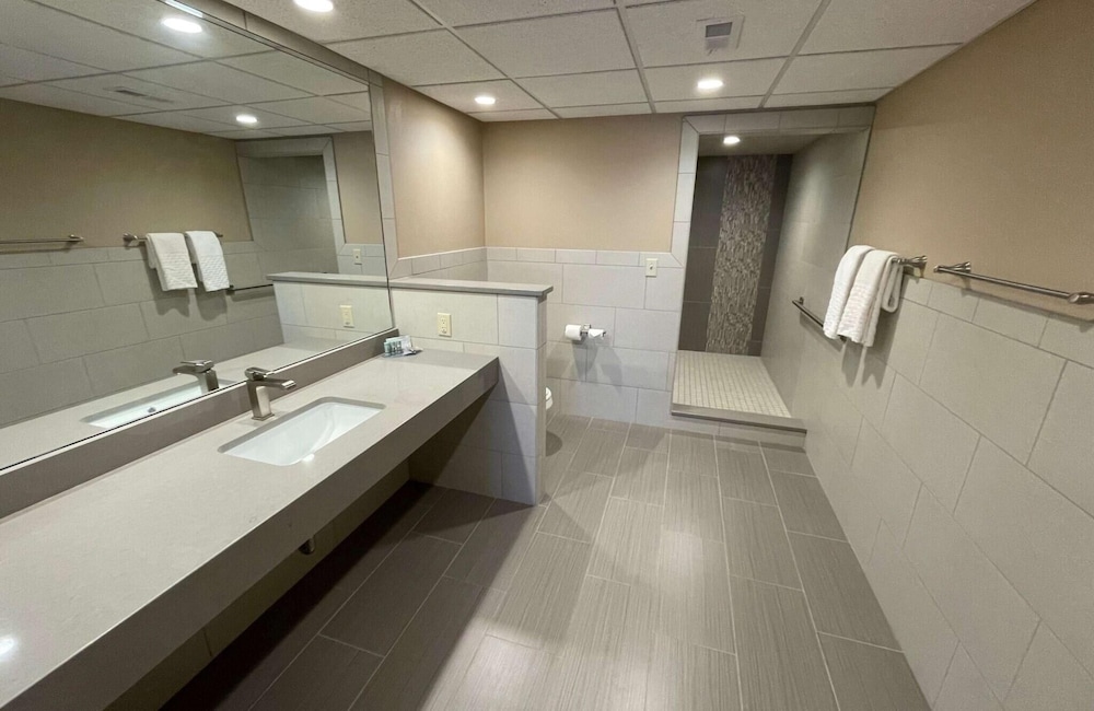 Crossroads Hotel and Event Center - photo 18