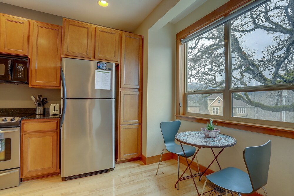 Spacious B2 Townhome with Fireplace and BBQ on the Deck by RedAwning - featured photo