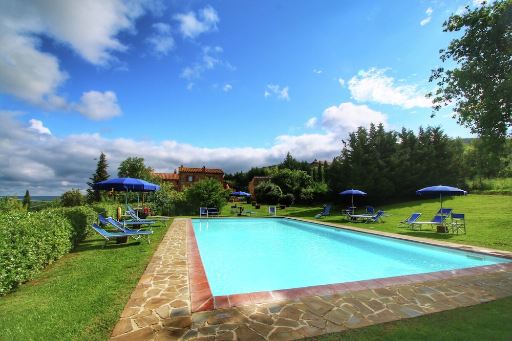 Scenic Tuscan Farmhouse — 4-Star Luxury Hotel in Castiglione D'orcia, Italy