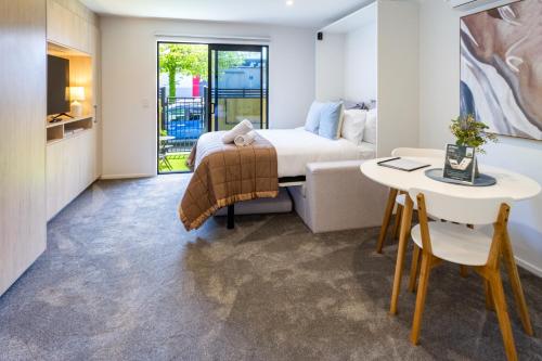 Bright and Inviting Studio Near South City Mall — 4-Star Luxury Hotel in Christchurch, New Zealand