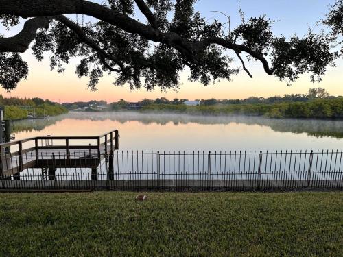 Waterfront Private Dock 4BR 2 Bath kayaks and Hot Tub in Clearwater, United States