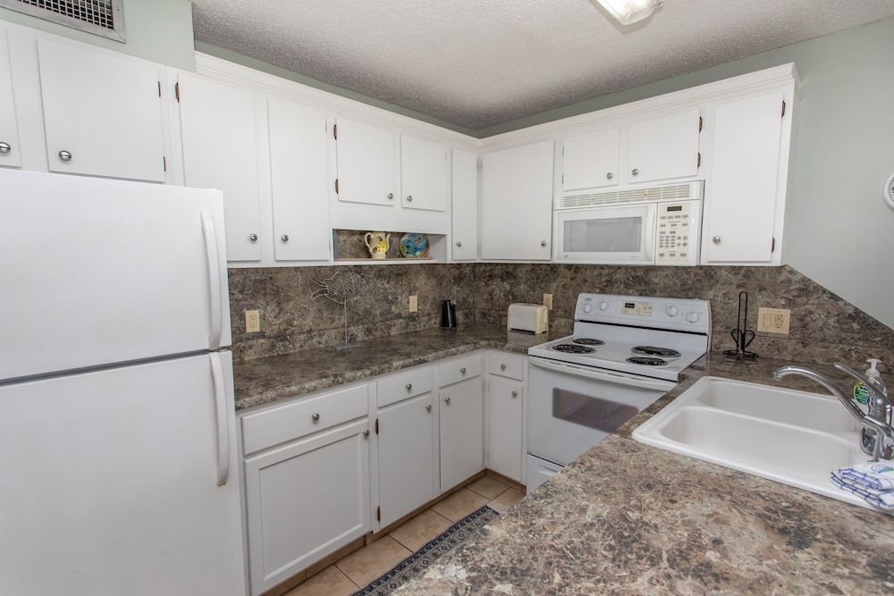 Royal Garden Resort 1012 2 Bedroom Condo by RedAwning - photo 9
