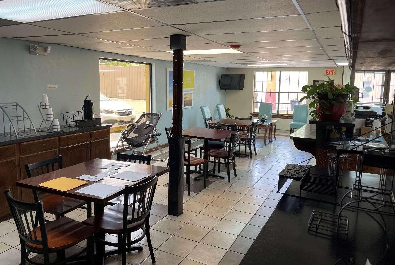Executive Inn & Suites - photo 3
