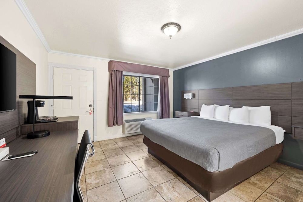 Econo Lodge Inn & Suites Heavenly Village Area - photo 8