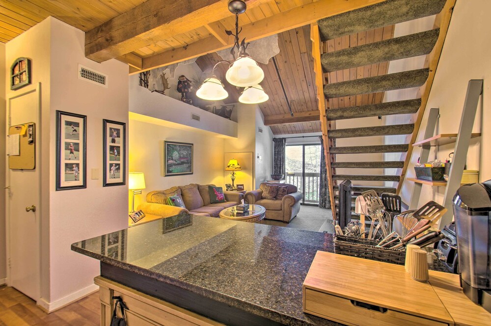 Snug Wintergreen Resort Studio Ski In and Out - photo 10
