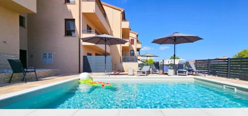 Apartment Bluemare B6 with Shared Pool — 4-Star Luxury Hotel in Liznjan, Croatia