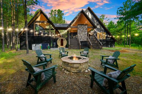 Hoch A Frame I Sauna Hot Tub Putt Putt Firepit — 4-Star Luxury Hotel in Broken Bow, United States