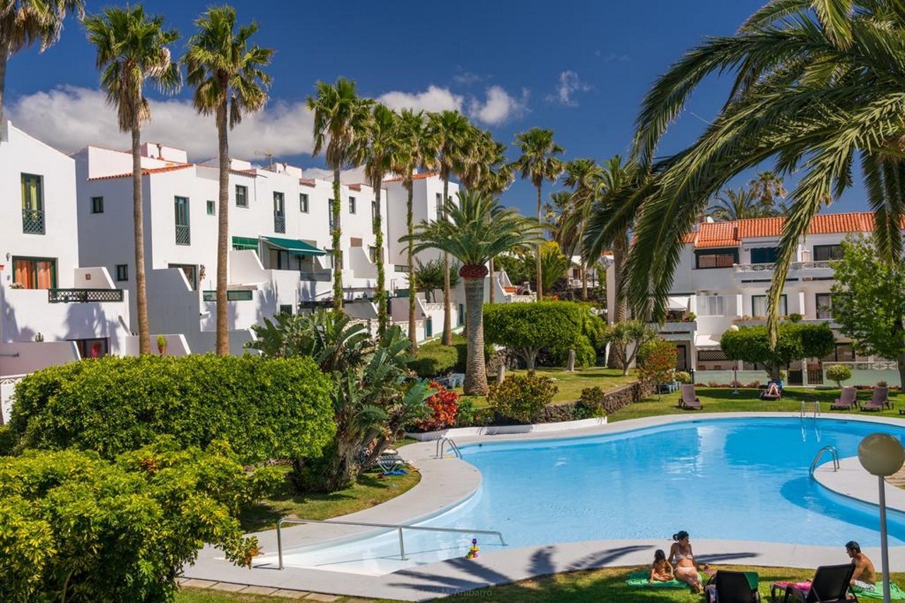 Apartamentos Los Rosales — 4-Star Luxury Hotel in La Palma Del Condado, Spain