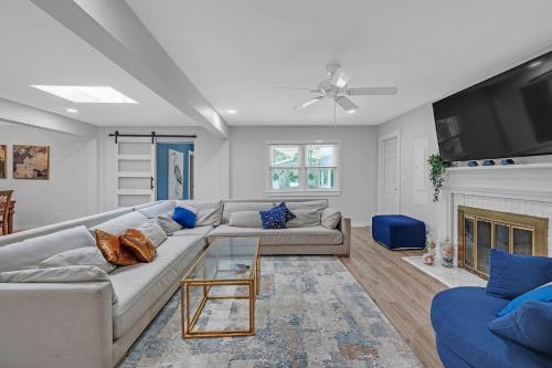 Southern Storm Modern Stay with Patio & Yard home — 4-Star Luxury Hotel in Wilmington, United States