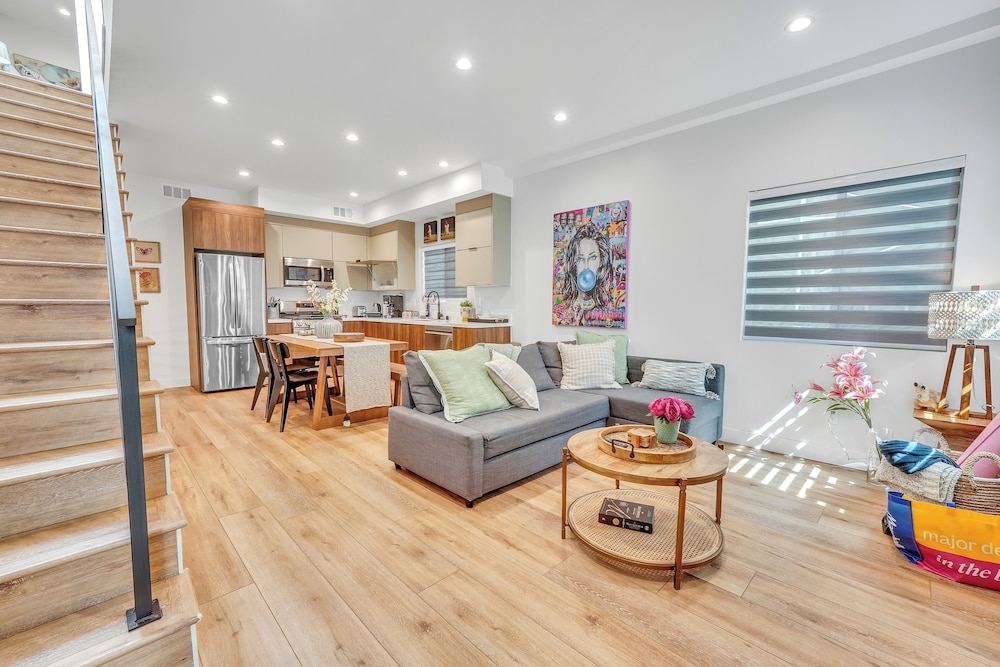 Luxe Townhome Newly Built — 4-Star Luxury Hotel in Van Nuys, United States