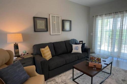 Main Floor New Charming 2 Bedroom Condo — 4-Star Luxury Hotel in Bettendorf, United States