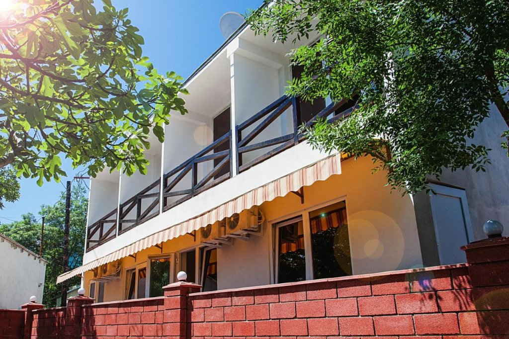 Dacha - carbon neutral hotel in Alushta