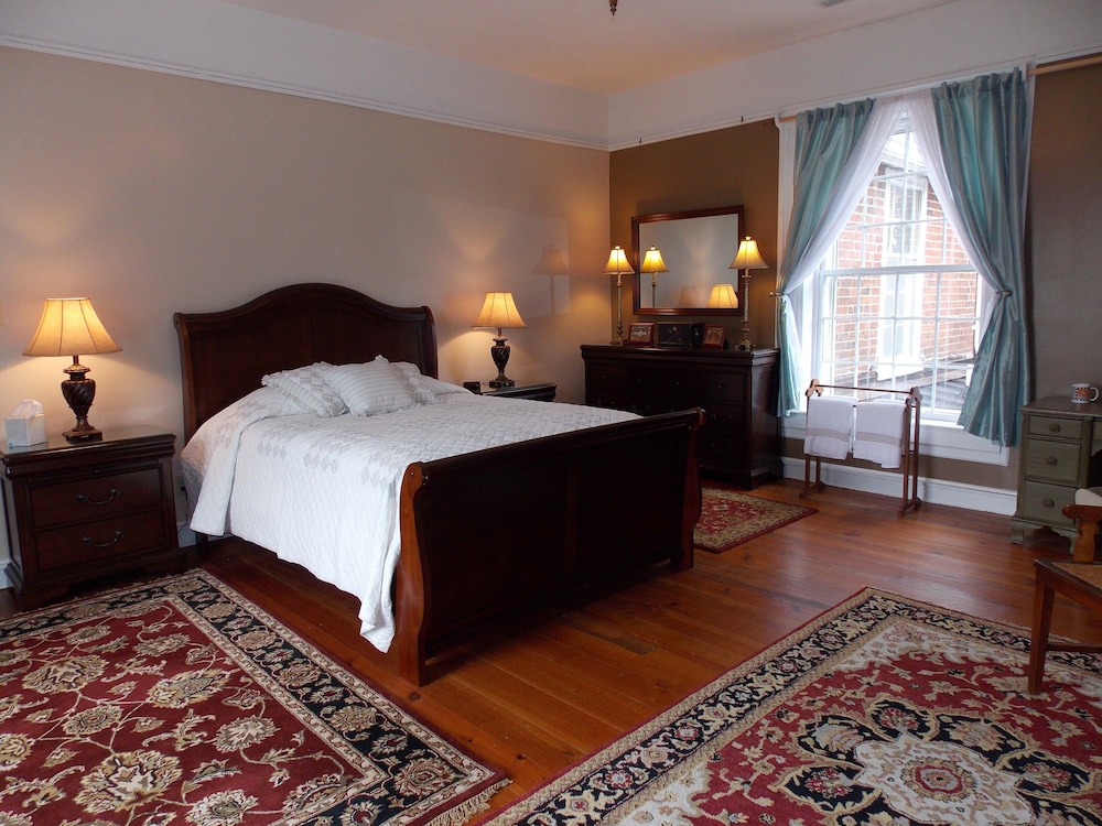 Maysville Manor Bed & Breakfast — Buckingham — photo 3