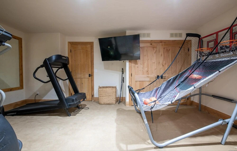 Cherry Ridge by Avantstay Incredible Mountain Mansion w Game Room Hot Tub & Views - photo 19