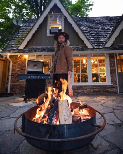 Stilly River Haus Hot tub Firepit Fireplace — 4-Star Luxury Hotel in Granite Falls, United States