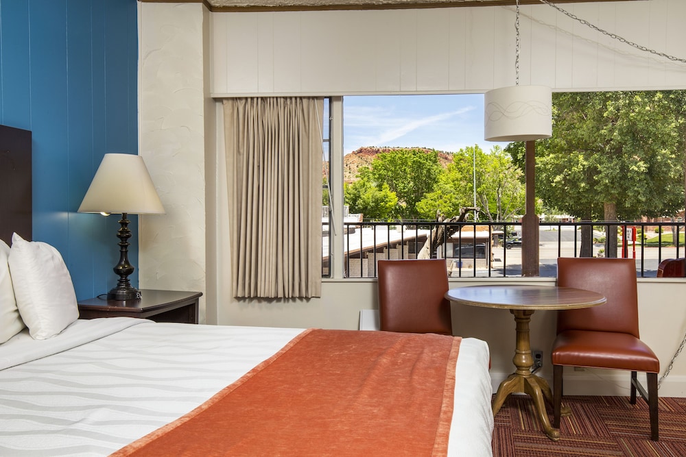 Aikens Lodge - photo 4