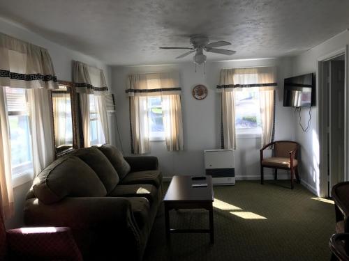 Exit 5 Motel and Cottages - photo 54
