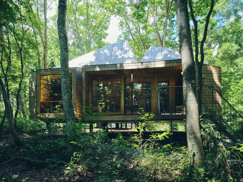 Cueva Solano - carbon neutral hotel in Unknown City