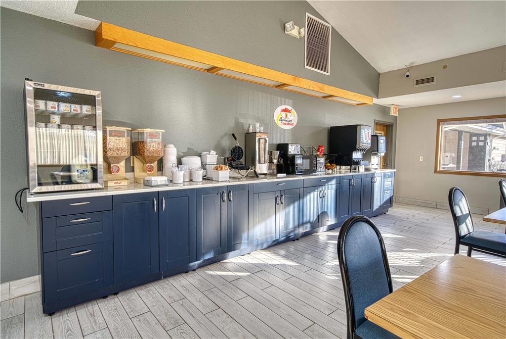 Super 8 by Wyndham Hot Springs - photo 27