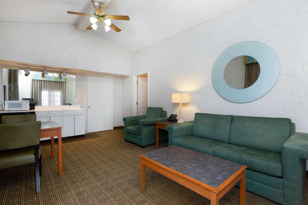 La Quinta Inn Tampa Airport Stadium Westshore - photo 23