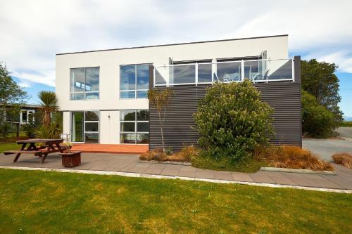 Sunny Stylish Sea Views in Kaikoura, New Zealand