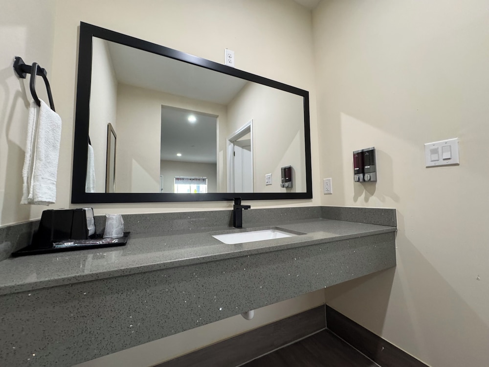 Elite Inn & Suites - photo 20