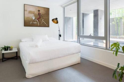 Modern Cosmopolitan Retreat on Toorak Rd — 4-Star Luxury Hotel in South Yarra, Australia