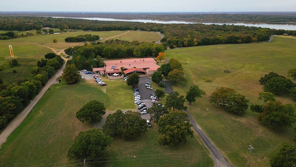 The Canebrake - carbon neutral hotel in Wagoner
