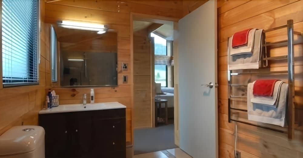 Astelia Lodge — 4-Star Luxury Hotel in Rotorua, New Zealand