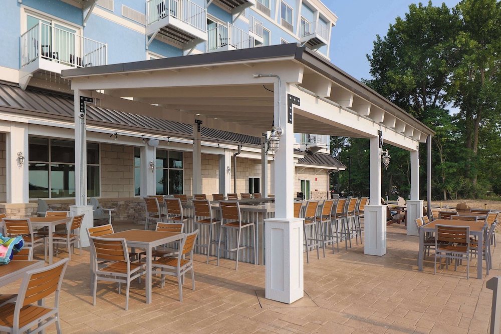 Hampton Inn & Suites Manistee Waterfront - photo 39