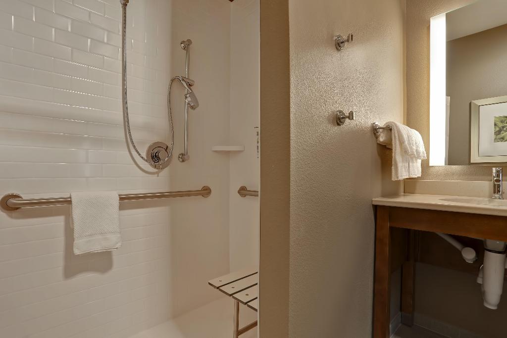 Clarion Hotel Overland Park - photo 31