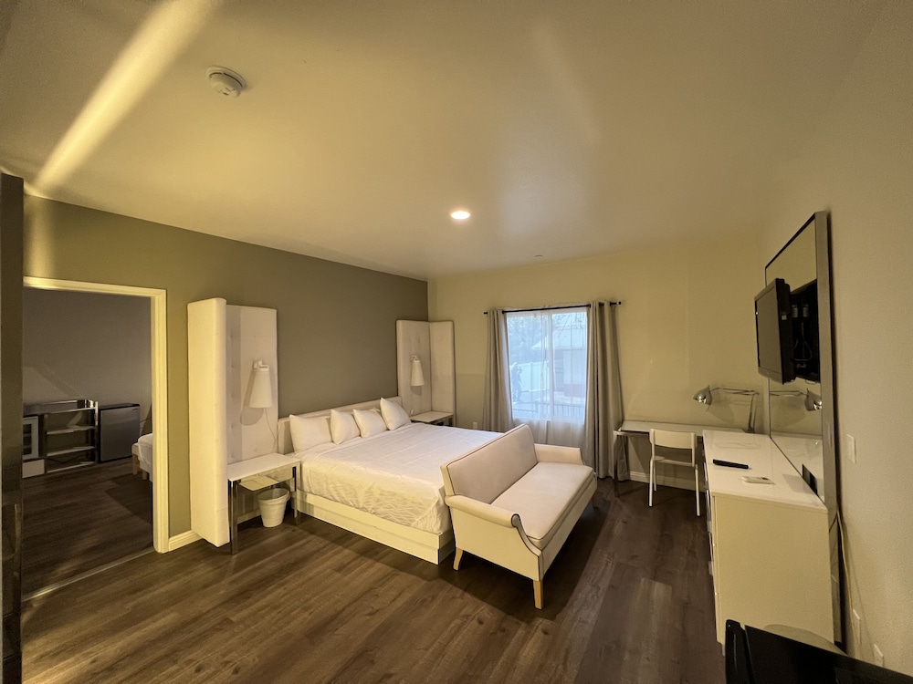 Aspire Inn & Suites Orange - photo 10